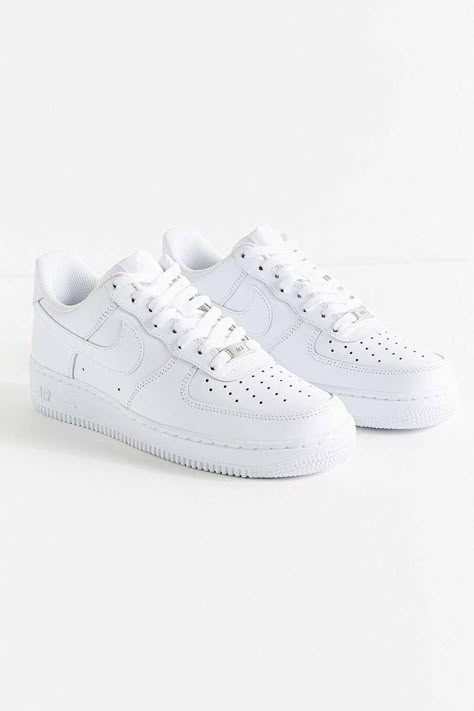 Men Shoes Aesthetic, Shoe Aesthetic, Best White Sneakers, All White Sneakers, Jordans Shoes, Sneaker Trend, Dr Shoes, Shoes Aesthetic, Tenis Nike