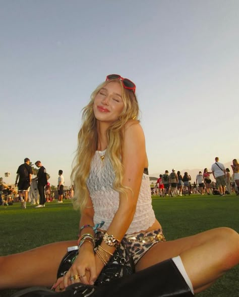 @coachella with @tessawhitehall Simple Coachella Outfit Casual, Zamna Festival Outfit, Coachella Photo Ideas, Coachella Picture Ideas, Coachella Photoshoot, Rage Outfits, Simple Coachella Outfit, Boho Coachella Outfits, Festival Photo Ideas