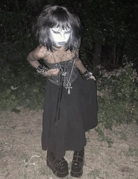 Vampiric Goth Outfits, Goth Cosplay Characters, Trad Goth Black Women, Trad Goth Makeup Black Women, Trad Goth Fits, Goth Doll Outfit, Black Trad Goth, Alt Woman, Goth Black Women