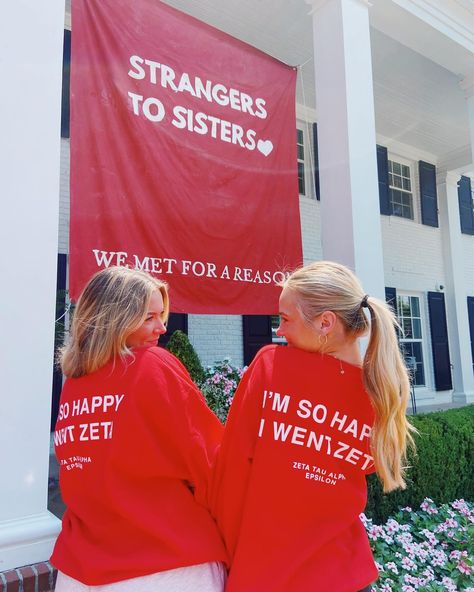 YOU feel like home to me♥️. From strangers to sisters, I’m SO glad we met. This sisterhood is for life, Zeta Love is SO SO evident!! 💌 Thank you Epsilon for the friendships that will last FOREVER. + #TAGASIS who turned from a stranger to a sister!❤️ #STRANGERSTOSISTERS #IMSOHAPPYWEMET Strangers To Sisters Bid Day, Sisterhood Ideas, Rush Chair, Panhellenic Recruitment, Sorority Themes, 2025 Ideas, Recruitment Ideas, Sorority Ideas, Bid Day Themes