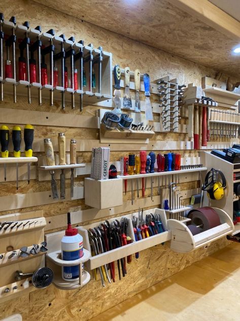 Arbejdsplads Garage, Dröm Hus Planer, Garage Workshop Layout, Garage Storage Inspiration, Garage Organisation, Garage Workshop Organization, Workshop Layout, Garage Organization Diy, Garage Tool Storage