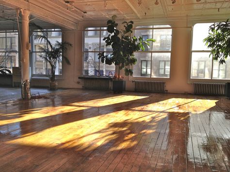 New York Apartment Interior, New York Studio Apartment, Loft Aesthetic, Manhattan Loft, Warehouse Apartment, Industrial Loft Design, Warehouse Loft, Warehouse Living, Nyc Loft