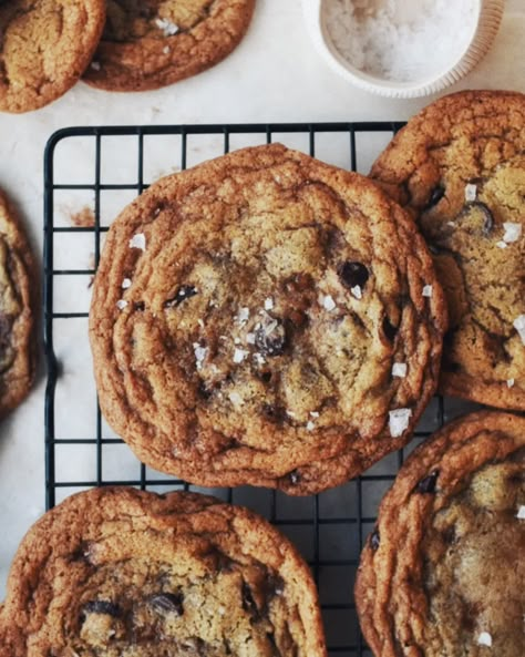 Brown butter chocolate chips cookies on cooking rack Chocolate Chip Skor Cookies, Skor Chocolate Chip Cookies, Skor Bit Cookies, Skor Cookies, Brown Butter Toffee Chocolate Chip, Cassava Pone, Toffee Chocolate Chip Cookies, Toffee Cookie Recipe, Chewy Toffee