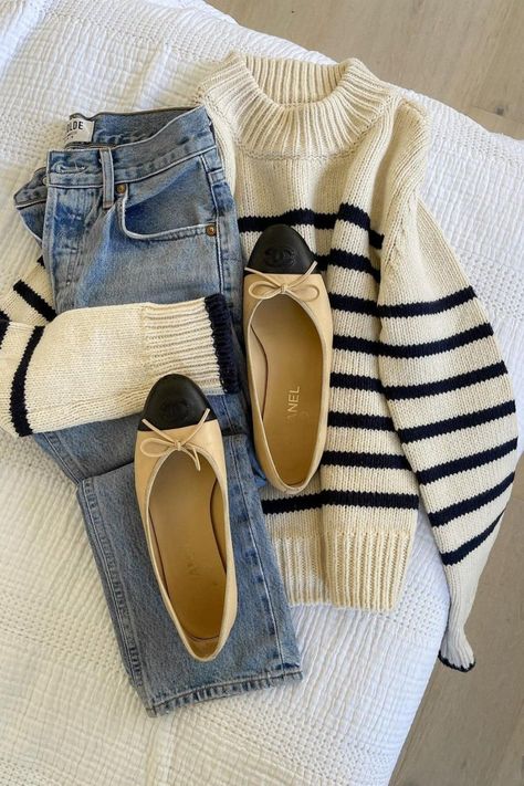 Stripe Knit Outfit, Sweater Weather Outfits, Thrift List, Striped Sweater Outfit, Winter Hijab, Winter Ootd, Wardrobe Goals, Europe Outfits, Mode Casual