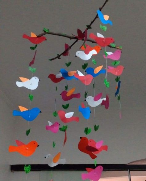 Kindergarten Wall Decor, School Decoration, Preschool Arts And Crafts, Hand Crafts For Kids, Paper Birds, Bird Crafts, Bird Theme, Class Decoration, Paper Craft Ideas