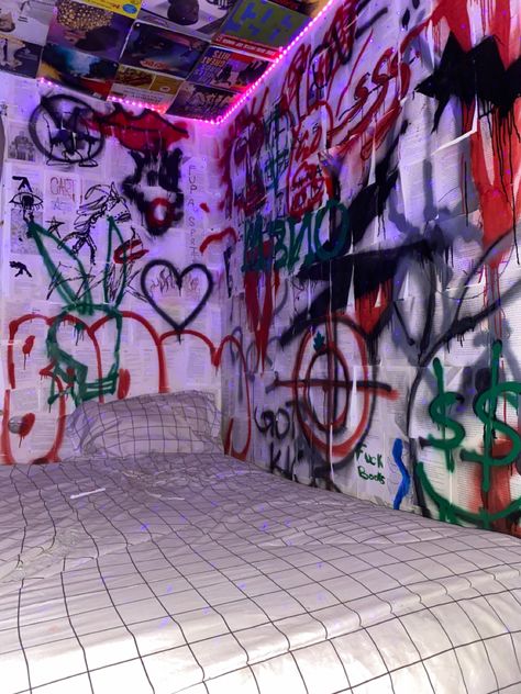 Room With Graffiti Wall, Wall Paint Ideas Bedroom Aesthetic, Graffiti Room Idea, Graffiti Bedroom Ideas Grunge, Wall Paint Aesthetic Bedroom, Grunge Room Painting, Grunge Wall Painting Ideas, Spray Paint Ideas On Wall, Spray Paint Aesthetic Grunge