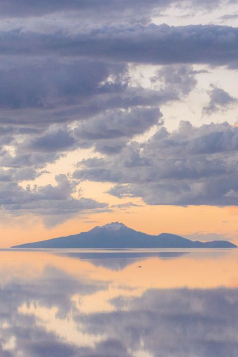 Los colores pastel del amanecer en el Salar de Uyuni, un tesoro natural único en Bolivia. Con sus vastas extensiones de sal y los reflejos surreales durante la temporada de lluvias, este lugar te transportará a otro mundo. ¡Nada como las maravillas naturales de Bolivia! #Bolivia #SalarDeUyuni #MovimientoUGN Uyuni Bolivia, Background Reference, Travel Wallpaper, Minimalist Wallpaper, Bolivia, South Korea, Bucket List, On Instagram, Travel