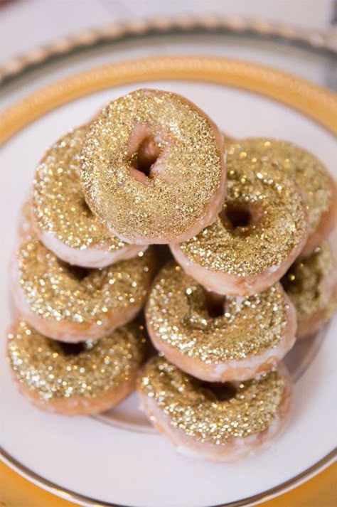 Glitter-dipped donuts are the *ideal* way to give your dessert table some serious style. #nye #silvester Gold Donuts, Oscars Party Ideas, Golden Bday, Golden Globes Party, Brownie Cupcakes, Glitter Birthday, Golden Birthday, Glitter Party, Wedding Dessert