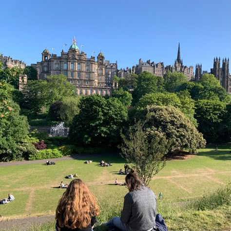 Edinburgh Life Aesthetic, Edinburgh University Student Aesthetic, Edinburgh Scotland Aesthetic Summer, Uni Of Edinburgh, University Of Edinburgh Aesthetic, Edinburgh University Aesthetic, Edinburgh Photoshoot, Edinburgh Spring, Edinburgh Life