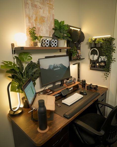 Desktop Computer Setup Small Space, Dark Computer Setup, Aesthetic Desk Setup Green, Photo Editing Desk Setup, Consulting Office Design, Dark Brown Desk Setup, Gaming Setup Aesthetic Men, Earth Tone Desk, Small Apartment Gaming Setup