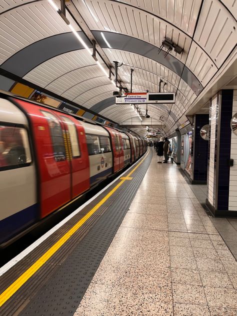 London Subway Aesthetic, Subway Station Aesthetic, Subway Wallpaper, Subway Reference, Metro Pics, City Bloxburg, Subway Aesthetic, London Subway, Copenhagen Aesthetic