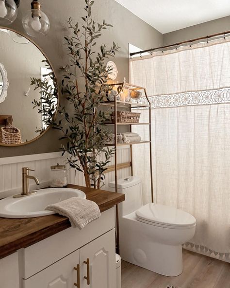 Bathroom Interior Design Traditional, Bathroom For Apartment, Small Bathrooms With Stand Up Showers, Walk In Shower Layout Ideas, Redoing Small Bathroom Ideas, Black Brown And Gray Bathroom, Ways To Hang Shower Curtains, Light Pink And Gold Bathroom, Bathroom Cute Aesthetic