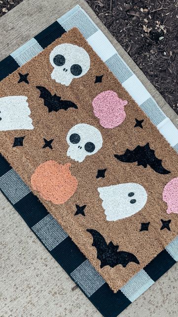 Halloween Door Mats Outdoor, Door Mat Ideas Halloween, Halloween Girls Night Crafts, Diy Halloween Mat, Diy Halloween Welcome Mat, Halloween Door Mat Diy Easy, Halloween Rug Painting, Fall Door Mats Diy, Diy Doormat Paint