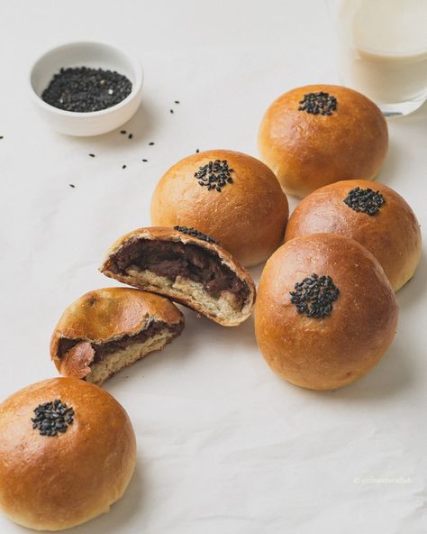 Vegan Korean Red Bean Buns (단팥빵) - girl meets radish Red Bean Bun Recipe, Red Bean Bread, Red Bean Bun, Bean Bread, Milk Bread Recipe, Korean Dessert, Japanese Bread, Adzuki Beans, Sweet Red Bean