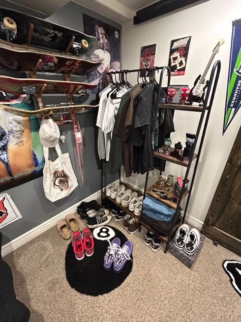 Boho Living Room Decor Ideas, Skateboard Room, Converse Cons, Hypebeast Room, Quotes Home Decor, Cool Room Decor, Home Decor Ideas Kitchen, Chill Room, Retro Room