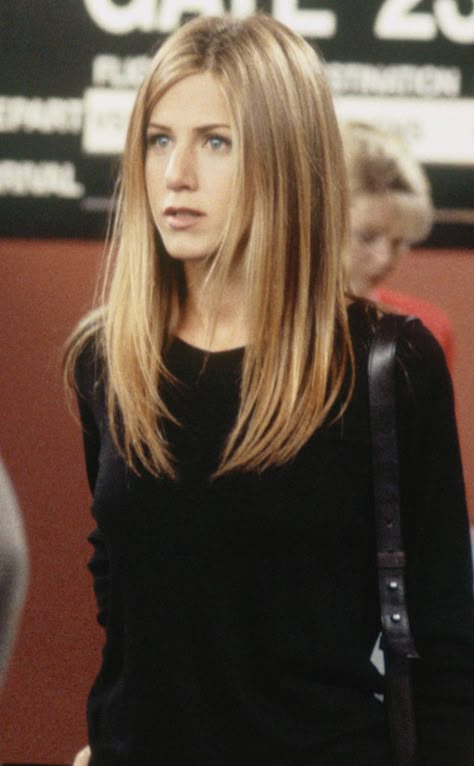 An Ode to Jennifer Aniston's Hair Journey on Friends - E! Online Rachel Hairstyle, Jennifer Aniston Haircut, Rachel Green Hair, Chunky Blonde Highlights, Rachel Hair, Jennifer Aniston Hair, Jenifer Aniston, Jennifer Aniston Style, Jen Aniston