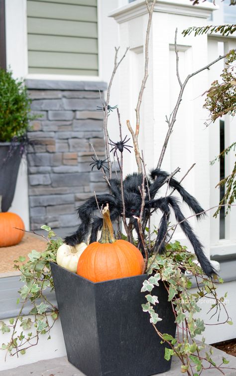 Halloween Porch Planters, Halloween Urns For Front Porch, Halloween Planters Front Porches, Halloween Planter Ideas, Homemade Outdoor Halloween Decorations, Halloween Garden Ideas, Halloween Planters, Halloween Decor Outdoor, Simple Halloween Decor