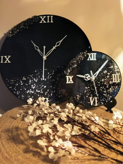 Raisin Art, Art Clock, Resin Ideas, Diy Resin Crafts, Resin Craft, Diy Resin, Black Colour, Resin Diy, Unique Charms