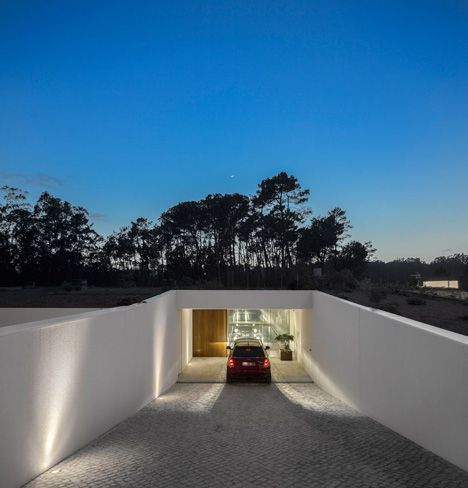 The Hill Cork House by Contaminar Arquitectos Cork House, Underground Garage, Luxury Garage, Underground Homes, Modern Garage, Tower House, Minimalist Apartment, Garage Design, Garage House