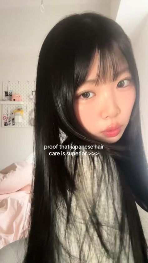 Japanese hair care ⋆ ˚｡⋆୨୧˚- #୨୧ #Care #Hair #Japanese Check more at https://howcandothis.com/hairstyleideas/japanese-hair-care-%e2%8b%86-%cb%9a%ef%bd%a1%e2%8b%86%e0%ad%a8%e0%ad%a7%cb%9a/ Wolf Cut Curtain Bangs, Cut Bangs Tutorial, Styling Curtain Bangs, Cut Wolf, Styling Bangs, Japanese Hair Care, Cut Curtain Bangs, Routine Hair Care, The Wet Look