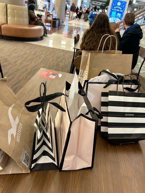 Mall Pictures Aesthetic, Aesthetic Shopping Pictures, Shopping Pictures, Shopping Aesthetic, Manifesting Vision Board, Vision Board Inspiration, Summer Plans, Bags Aesthetic, My Vision Board