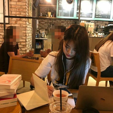 Studying Girl, Mode Ulzzang, Fake Dating, Romanticizing School, Academic Validation, Study Motivation Inspiration, Study Inspo, Study Aesthetic, Korean Aesthetic