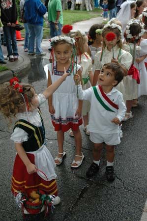 Italian Festa Kids Italy Culture, Street Festival, Italian Street, Italian Life, Italian Traditions, Dante Alighieri, Explore Italy, Italian Heritage, Italian Culture