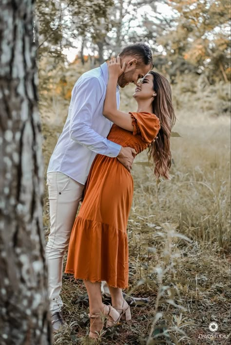 Outdoor Photoshoot Ideas For Couples, Couple Photoshoot Poses Natural Outdoor, Fotos Pre Wedding Campo, Couple Outdoor Photoshoot Poses, Outdoor Photoshoot Outfit Ideas, Tree Couple Photoshoot, Outdoor Photoshoot Ideas Couples, Outdoor Couple Photoshoot, Wedding Photography Poses Bride