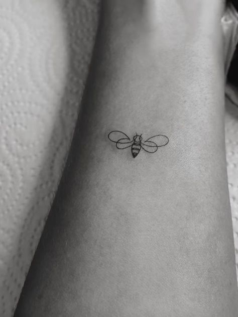 Tattoo Simplistic, Small Bee Tattoo, Honey Bee Tattoo, Bee Tattoos, Lavender Tattoo, Small Pretty Tattoos, Small Hand Tattoos, Bee Tattoo, Discreet Tattoos