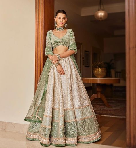 Lehenga For Mehendi, Green Outfits For Women, Golden Lehenga, Half Saree Lehenga, Mehendi Outfits, Lehenga Designs Simple, Punjabi Outfits, Velvet Blouse, Traditional Indian Dress