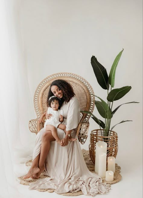 Boho Photography Studio, Mother Day Photoshoot Mini Sessions, Mother Day Photoshoot, Boho Family Photos, Ruangan Studio, Photo Studio Design, Photography Studio Decor, Boho Photoshoot, Home Photo Studio