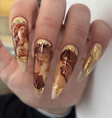 renaissance nail art gold flecs romantic painting classical angelic the birth of venus manicure Roman Nails, Desain Salon Kuku, Angel Nails, Mens Nails, Romantic Nails, Exotic Nails, Really Cute Nails, Designs Nail, Brown Nails