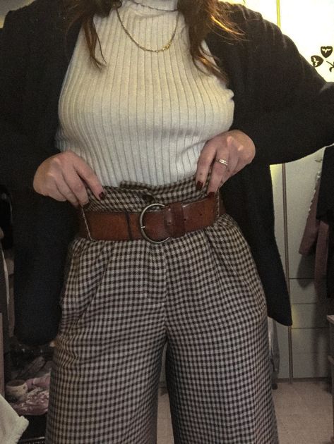 Outfit Winter 2020 #winteroutfit2020 #winter #autumn #fallwinteroutfit #tartan #tartantrousers #tartanpants #pants #winterpants #wintertartan #winterwear #italianstyle #vintageoutfit #vintageallure #vintage #retro #vintagestyle Brown Checked Trousers Outfit, Brown Checked Pants Outfit, Vintage Slacks Outfit, Checkered Pants Outfit Winter, Brown Plaid Pants Outfit Women, Plaid Pants Outfit Aesthetic, Brown Houndstooth Pants Outfit, Plaid Slacks Outfit, Checker Pants Outfit