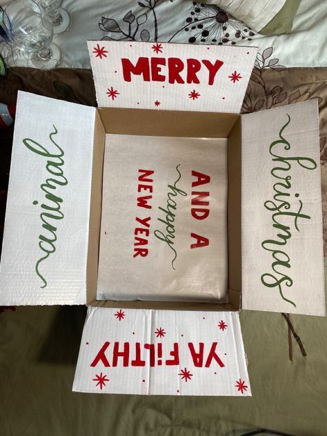 Box Decoration Ideas For Boyfriend, Diy Christmas Box For Boyfriend, Christmas Care Package Ideas Friends, Diy Couple Christmas Gifts, Christmas Gift Box For Boyfriend, Diy Christmas Box Ideas, Diy Gifts For Husband Christmas, Christmas Ideas For Brother, Christmas Box For Boyfriend