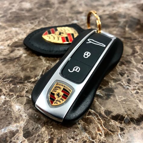 Porsche Key Aesthetic, Porsche Keys, Porsche Key, Cayenne Car, Porsche Accessories, Carros Porsche, Pen Keychain, Mclaren 650s, Car Guide