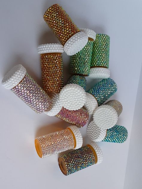 Things To Rhinestone Bling, Things To Bedazzle And Sell, Bedazzled Pill Bottle, Bedazzled Stuff Diy, Rinstoneing Things, What To Bedazzle, Bedazzler Ideas Diy, Baddazle Ideas, Rhinestoning Things