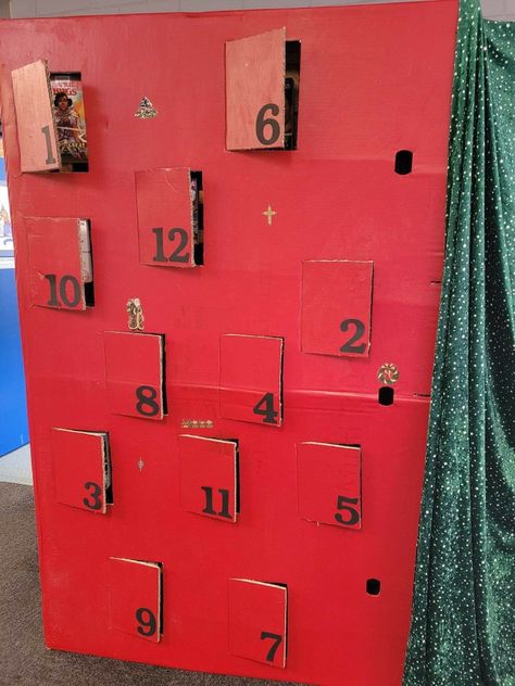 Place books behind each door. Giant Book Display, Library Advent Calendar, Christmas Ideas For School, Library Christmas, School Library Displays, Library Displays, Christmas Display, Book Display, School Library