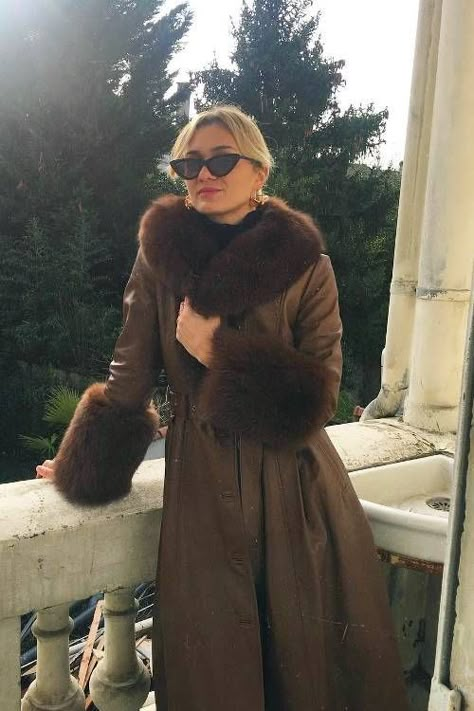 Fluffy Collar Jacket, Saks Potts Coat, Coats Aesthetic, Coat Aesthetic, Style Année 80, Saks Potts, Looks Pinterest, Fur Collar Coat, Coat Trends