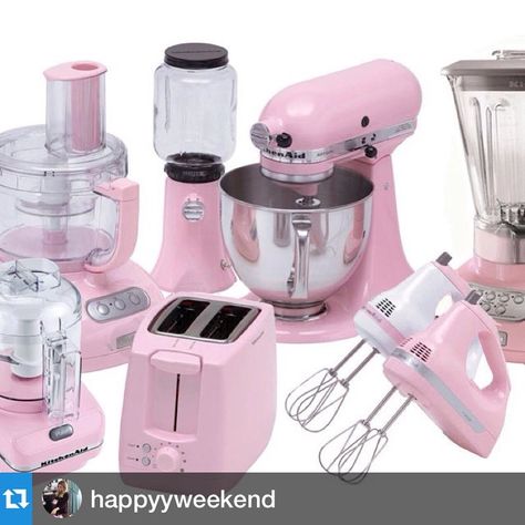 #Repost @happyyweekend  Pink KitchenAid💖💖 lo amo ya tengo la #batidora y la #licuadora me falta lo demás 😝 @kitchenaidmx  #happy #happyday #happylife #happyweekend #home #homesweethome #pink #pinklove #pastel #pastellover #pretty #lovely #love #kitchenaid #pinkkitchenaid #vintage  #photos #photography #kitchenaidmixer Pink Toaster, Pink Kitchen Appliances, Romantic Interior, Kitchen Aid Appliances, Desain Pantry, Pink Color Schemes, Makijaż Smokey Eye, Pink Kitchen, Kitchen Pictures