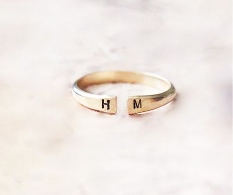 Found!+The+Best+Personalized+Jewelry+on+Etsy+via+@WhoWhatWear H And M, Twig Engagement Ring, Cadeau Photo, Love Jewelry, Gold Ring Designs, Customized Jewelry, Anniversary Jewelry, Initial Ring, Bezel Set Diamond