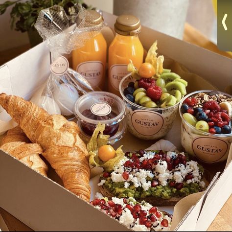 Brunch Grazing Box Ideas, Healthy Festival Food, Catered Breakfast Boxes, Breakfast Ideas Platters, Platter Business Ideas, Tea Party Box Ideas, Upscale Food Truck, Breakfast Grazing Box Ideas, Brunch Cafe Food