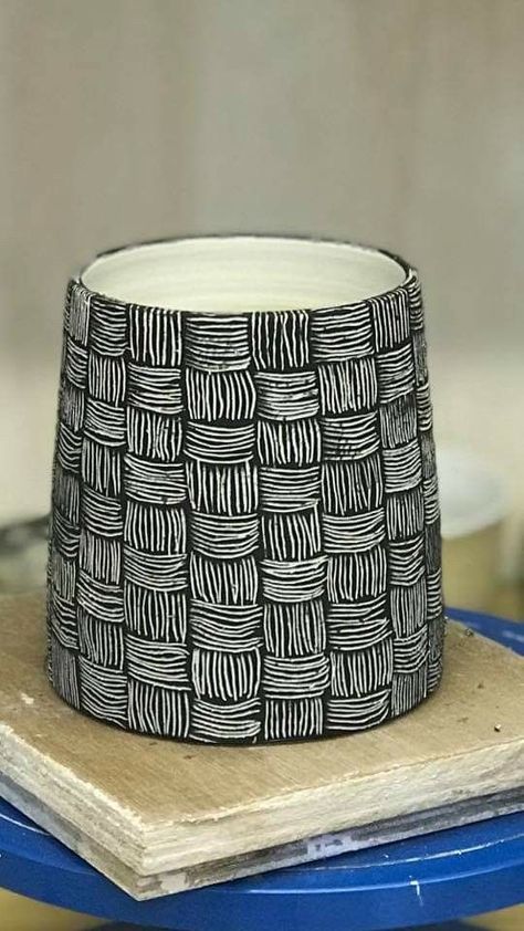 Sgraffito Bowl Designs, Pottery Scraffito Ideas, Scraffito Designs Simple Mug, Sgrafito Ceramics, Scrifito Pottery, Ceramics Scrafitto, Ceramic Patterns Design, Scrafitto Design, Scrafito Ideas