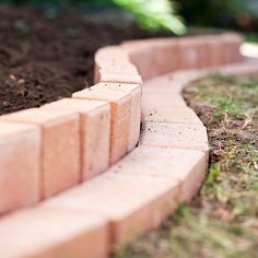 Brick Garden Edging, Brick Edging, Brick Walkway, Brick Garden, Garden Border, Easy Landscaping, Landscape Edging, Lawn Edging, Exterior Ideas