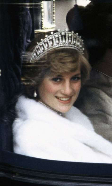 Princess Diana's Favorite Tiara Makes a Comeback — on Kate Middleton Queen Diana, Princess Diana Fashion, Princess Diana Photos, Princess Diana Pictures, Princess Diana Family, Diana Queen, Romantic Photos Couples, Princes Diana, Diana Fashion