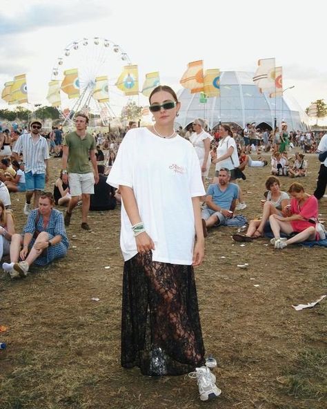 Pessoa em festival ao ar livre, usando camiseta branca oversized, saia preta de renda transparente e tênis esportivos. Acessório inclui óculos de sol pequenos e modernos. Looks Adidas, Look Festival, Fest Outfits, Music Festival Outfits, Coachella Outfit, Sleep Better, Festival Looks, Mode Inspo, Boho Summer