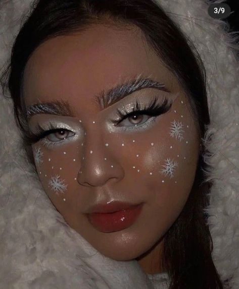 27 Creative Christmas Makeup Looks - Inspired Beauty Creative Christmas Makeup Looks, Creative Christmas Makeup, Snowflake Makeup, Snow Makeup, Christmas Makeup Looks, Xmas Makeup, Halloweenský Makeup, Christmas Eye Makeup, Drag Make-up