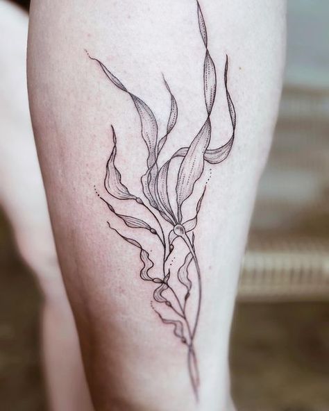 Algae Tattoo Design, Seaweed Wrap Around Tattoo, Sea Turtle Seaweed Tattoo, Kelp Tattoo Design, Feminine Sea Tattoo, Water Leg Sleeve Tattoo, Water Plants Tattoo, Seaweed Tattoo Simple, Abstract Sea Tattoo