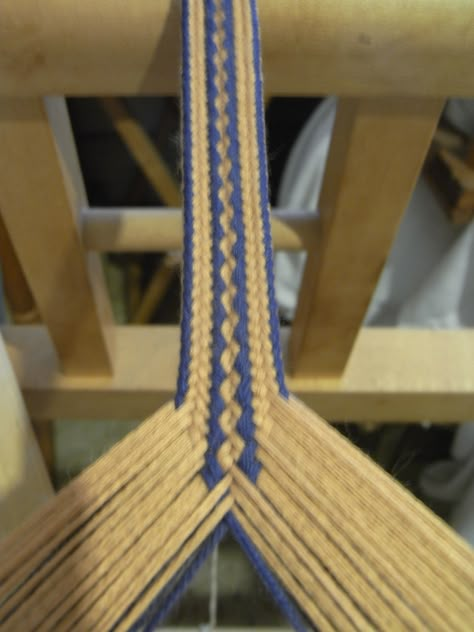 Flat Braids, Braiding Patterns, Braided Yarn, Braid Tutorials, Leather Braiding, Japanese Braiding, Finger Weaving, Medieval Crafts, Kumihimo Braiding