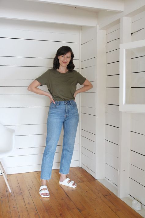 Mom Jeans Casual Outfit Summer, Basic Outfits For Moms, Casual Daily Outfits Simple, Summer Outfit Women Over 40, Mom Ootd Casual, Simple Timeless Outfits, Classic Casual Summer Outfits, Moms Outfit Casual, Minimal Outfits For Women Summer