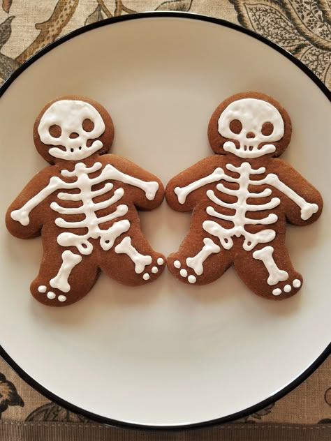 Halloween Gingerbread Men Ideas, Halloween Skeleton Cookies, Gingerbread Man Skeleton, Halloween Cookies Skeleton, Gingerbread Man Halloween, Chocolate Chip Cookie Decorating, Gingerbread Cookies Halloween, Spooky Gingerbread Men, Gingerbread Skeleton Cookies